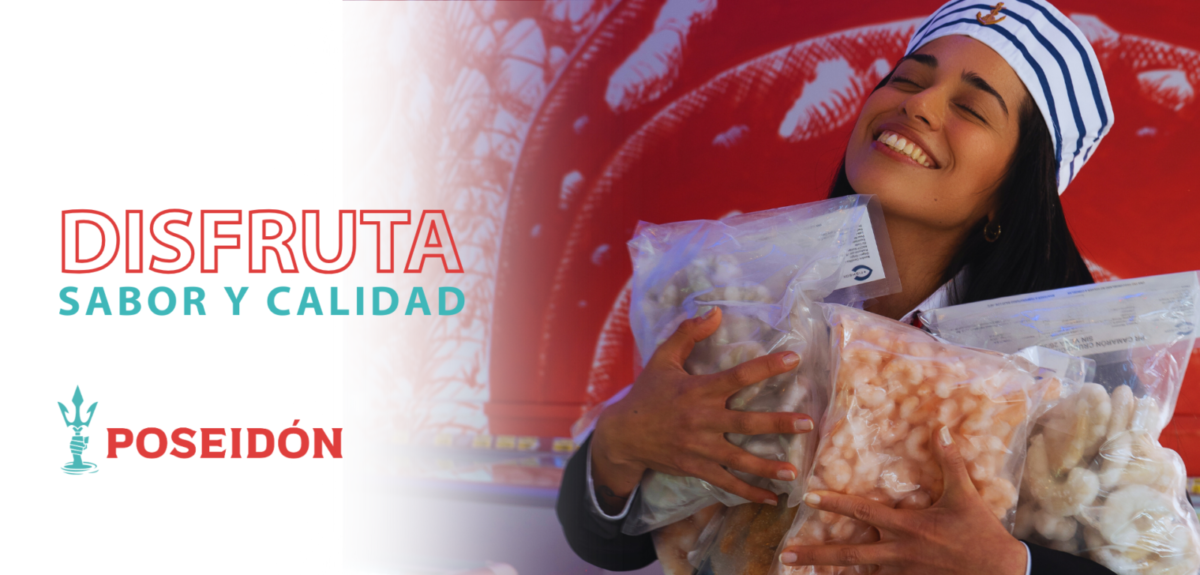 Cliente feliz recibiendo mariscos